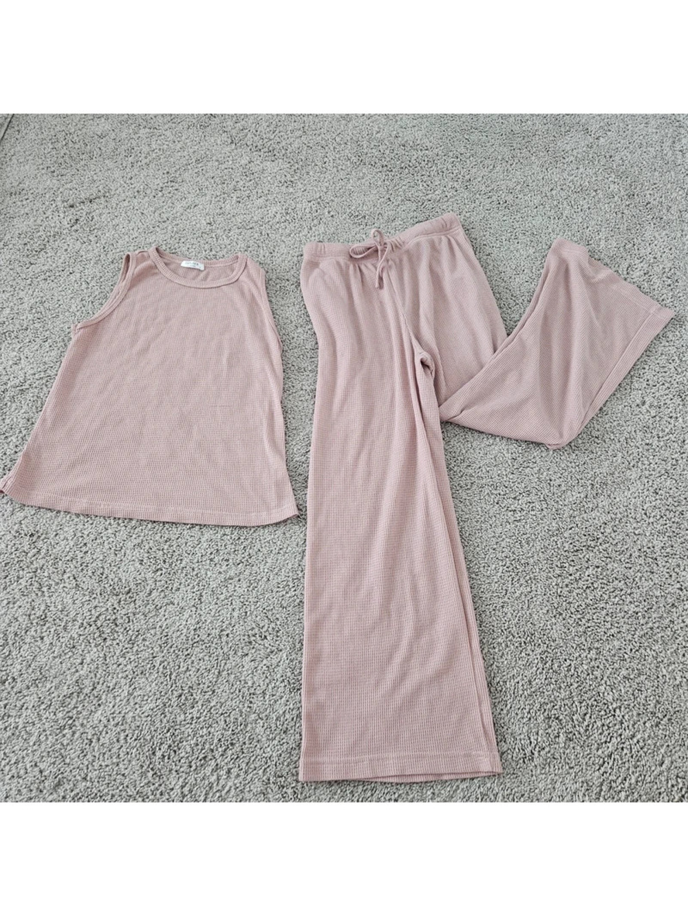 Ekouaer women’s 2-piece waffle-knit lounge set in a soft dusty/mauve pink color.